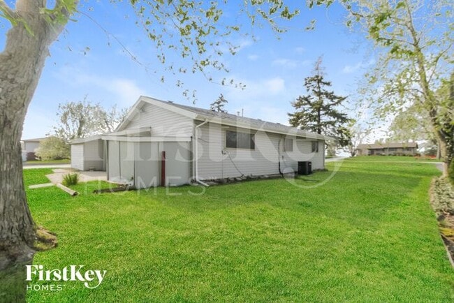 Building Photo - 17031 S 88th Ave