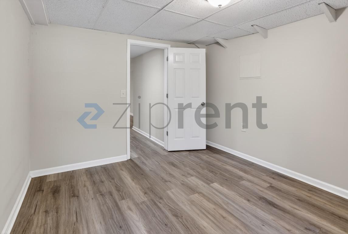 Building Photo - Unit B