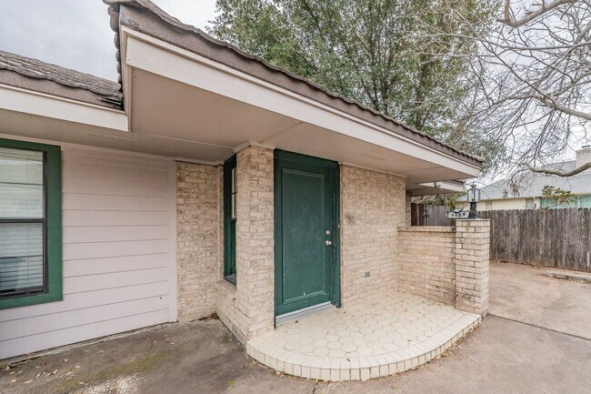 Building Photo - Prime Location in Overton West! Spacious D...