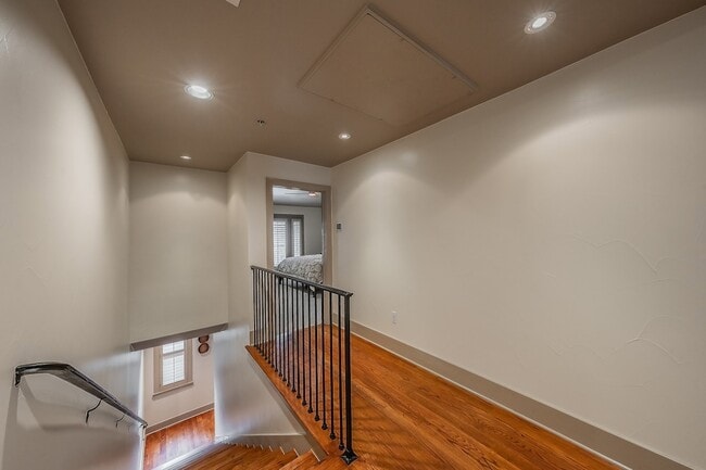 Building Photo - 6350 Oriole Dr