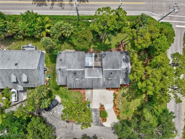 Building Photo - 1492 La Petite Ln