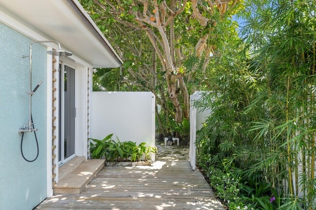 Building Photo - 7500 S Flagler Dr