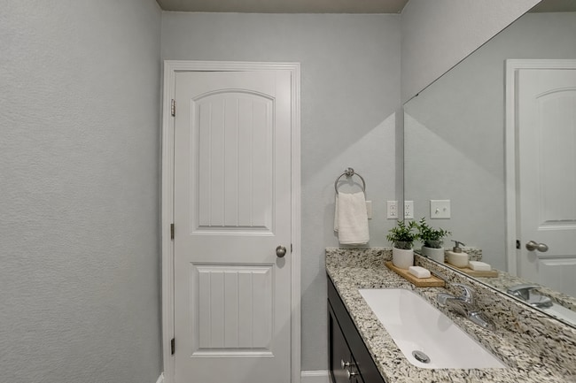 Building Photo - Charming 3-Bed, 2-Bath Home in Blue Springs