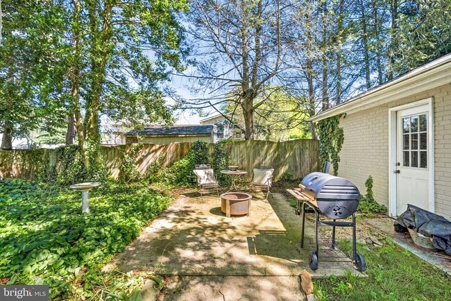 Building Photo - 521 S. Nursery Ave.