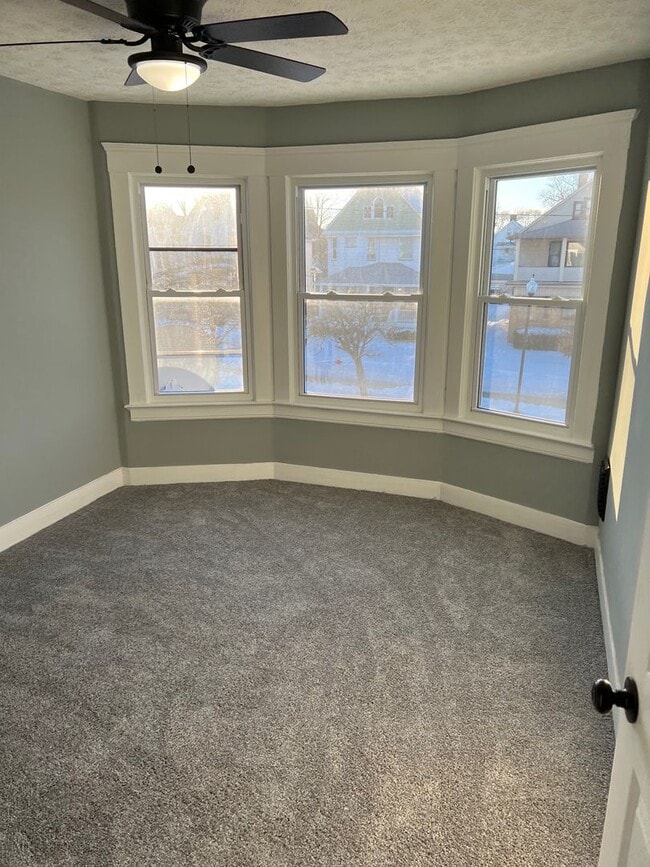 Building Photo - Gorgeous 4 bd, 2.5 bth Lakewood Stunner!