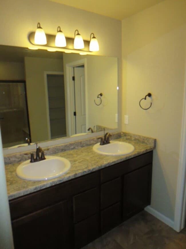 Building Photo - Available Now! 3 Bedroom 2.5 Bathroom Town...