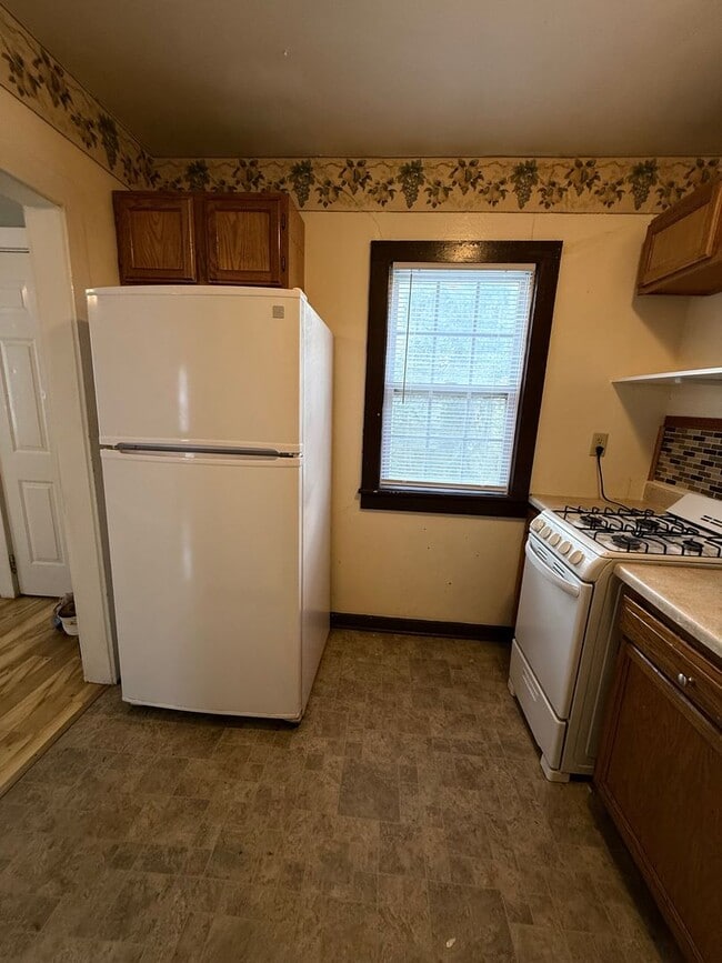 Building Photo - HOME FOR THE HOLIDAYS & 1/2 OFF MOVE IN RENT!