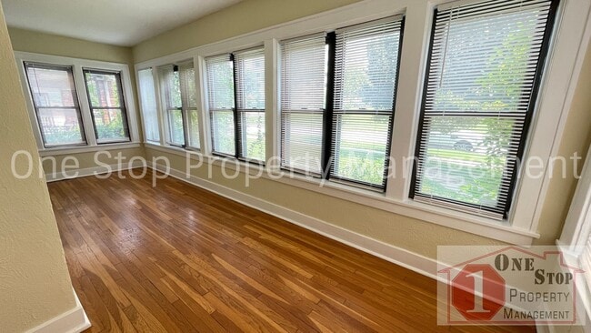 Building Photo - Charming 2-bedroom, 1-bath Duplex in Kansa...