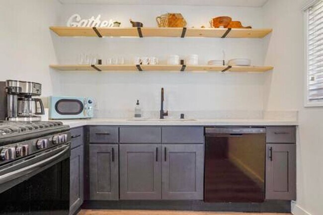 Building Photo - Furnished Home Available Now!