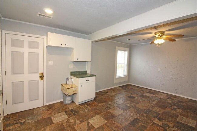 Building Photo - 2210 Kinyon Rd