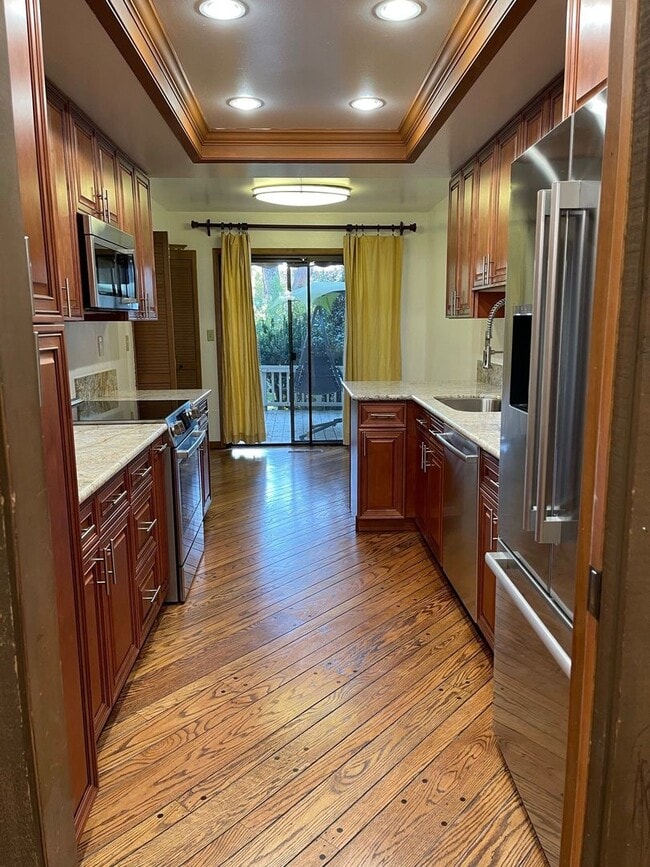 Building Photo - Close To Stanford University  3BR/2+1BA - Menlo Park