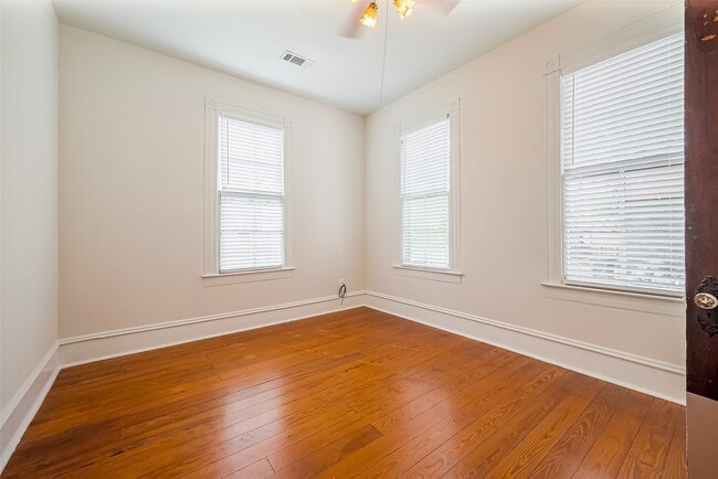 Building Photo - 1401 Cortlandt St