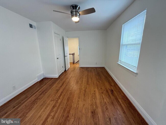 Building Photo - 3405 Carpenter St SE