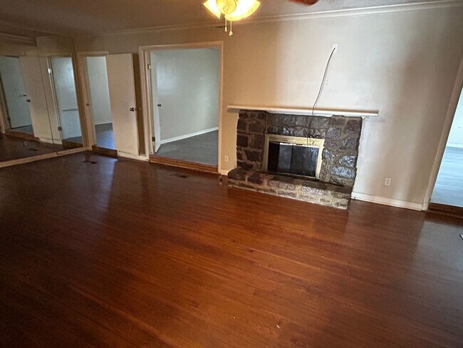 Building Photo - 5 Bedrooms Near Downtown!