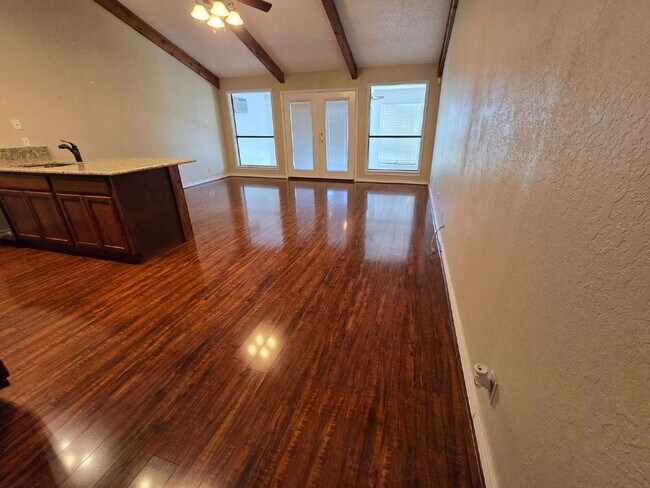 Building Photo - Stunning 1 Bedroom Condo with Gorgeous Views of Granbury Lake
