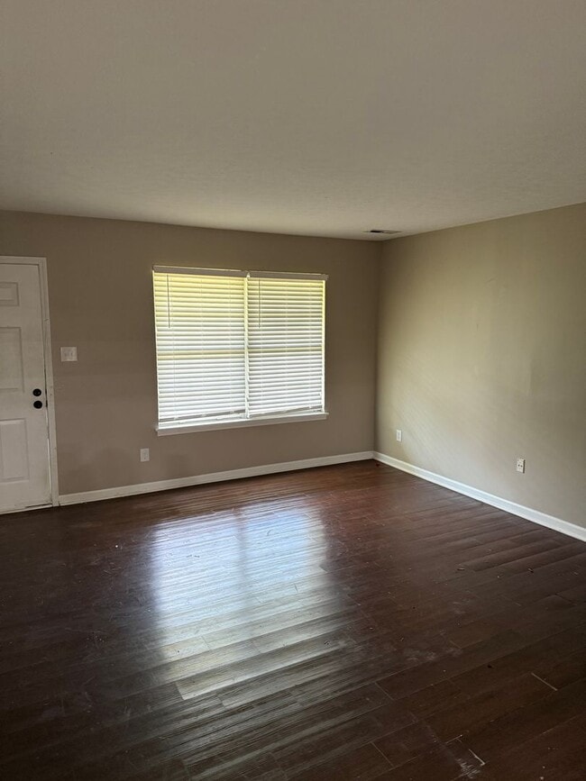 Building Photo - 2 Bed / 1.5 Bath