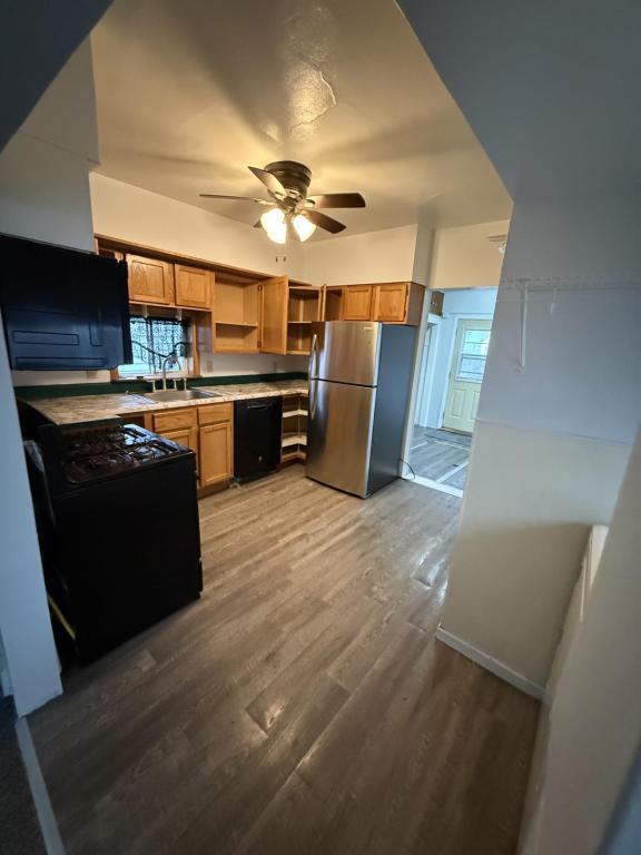 Building Photo - 906 E 9th St