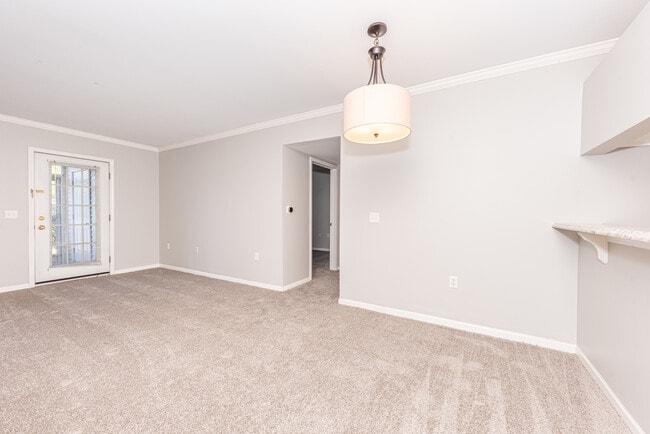 Building Photo - 2646 S Knightsbridge Cir