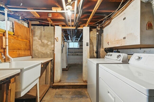 Building Photo - 178 Massasoit Rd
