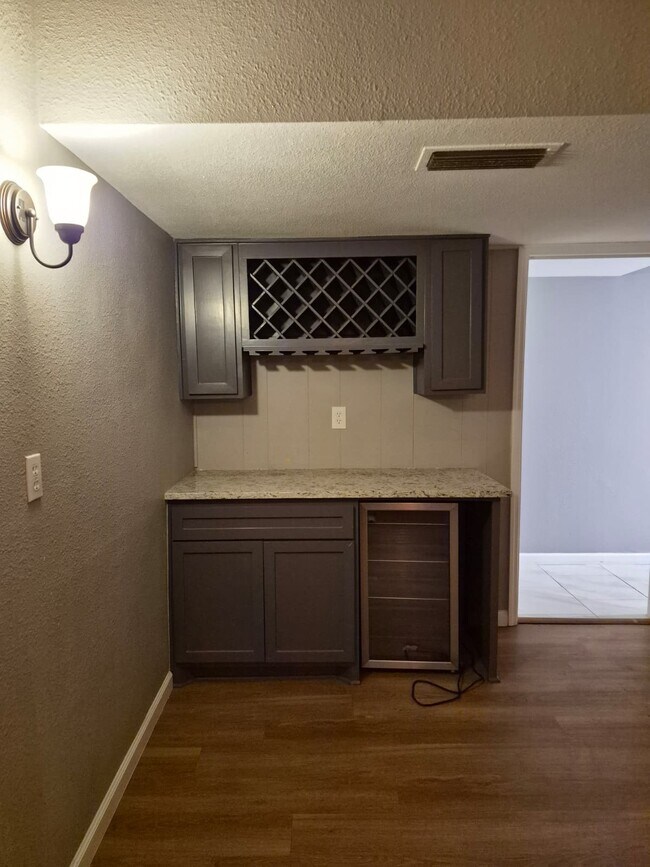 Building Photo - 15735 Munson Ln