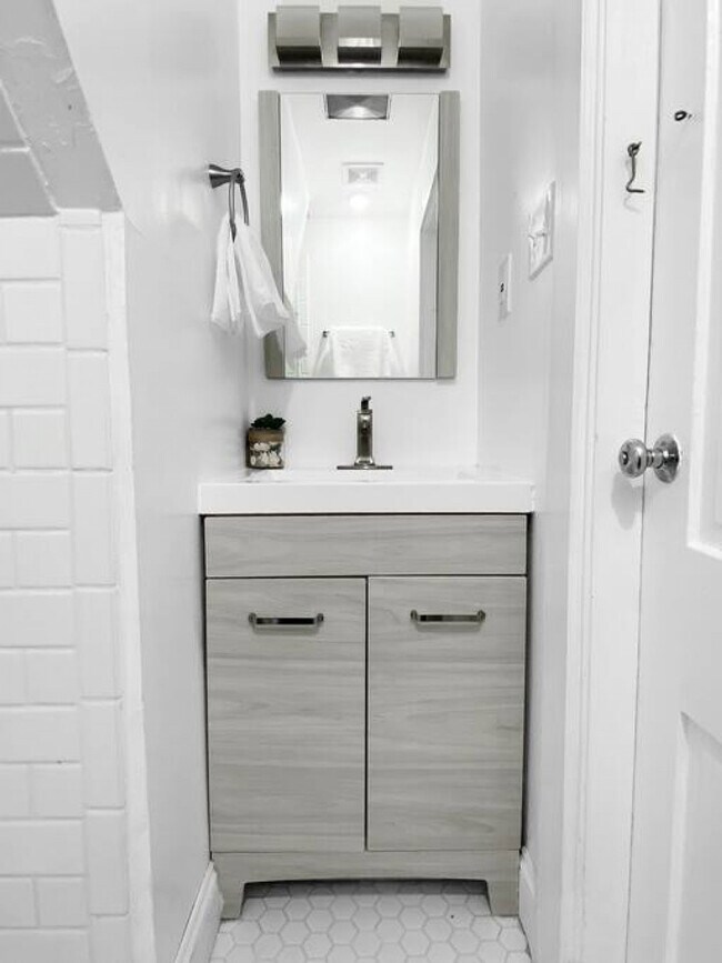 Building Photo - 1245 Martin Dr