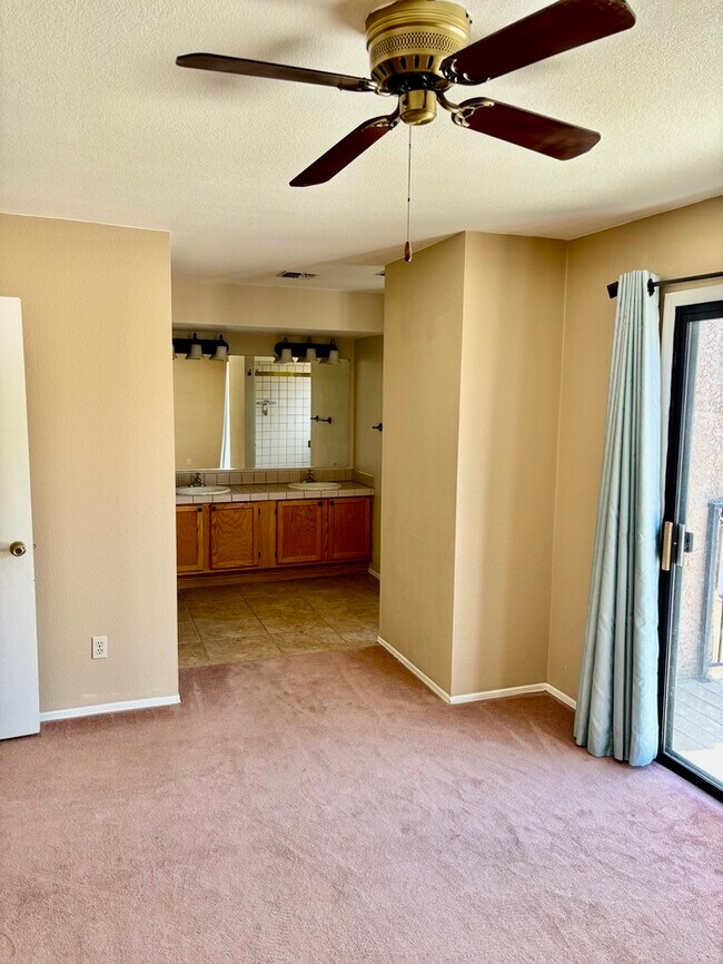 Building Photo - Charming house with 3 beds and 2 bath is n...