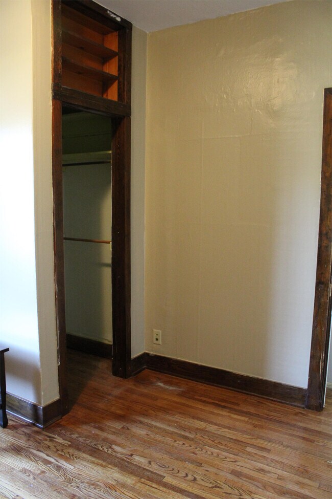 Building Photo - 526 E 11th St