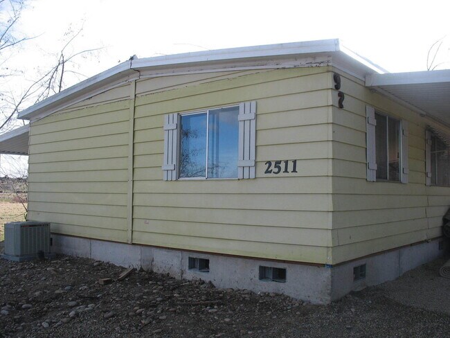 Building Photo - 3b, 2b, 1,100sq.ft. - Emmett -  right on payette river!
