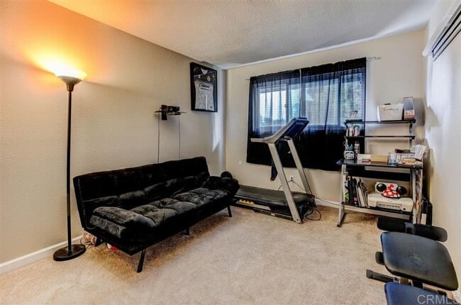 Building Photo - Spacious 2 bedroom 1 bathroom Condo with L...