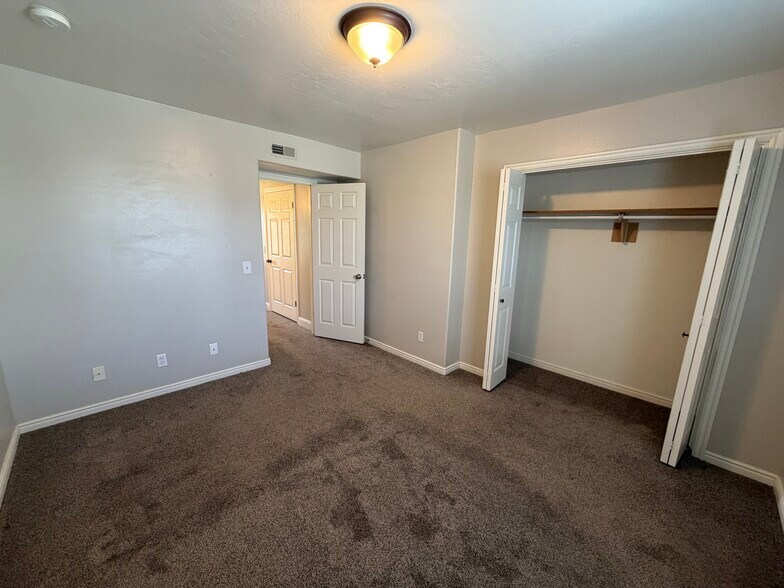 Building Photo - 150 E 1460 S