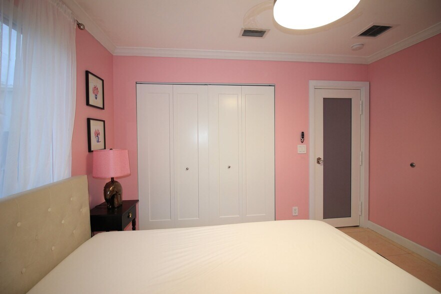 Building Photo - 1031 N 74th Terrace