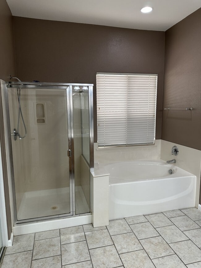 Building Photo - Weston Ranch 4 Bedroom 2.5 Bathroom Home