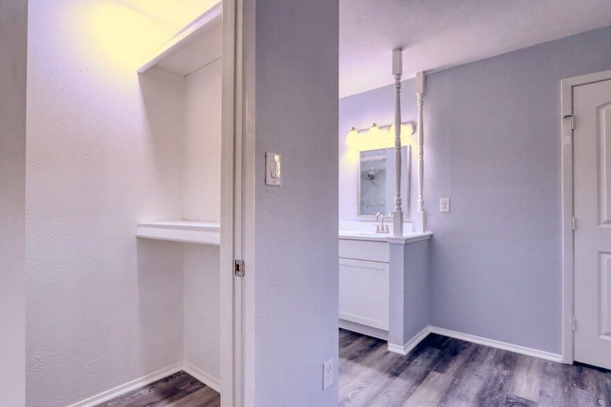 Building Photo - 6028 Dooley Dr
