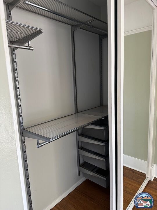 Building Photo - 1075 Hayes Ave