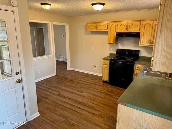 Building Photo - 8241 Ashbrook Dr