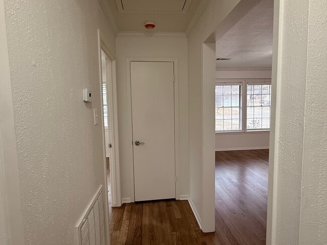 Building Photo - 204 Meadow Ln