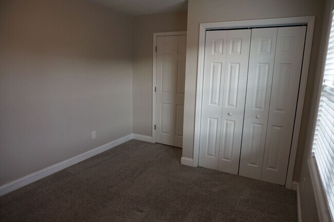 Building Photo - 3 Bedroom 2.5 Bathroom home located in Rogers Farm in Hubert!