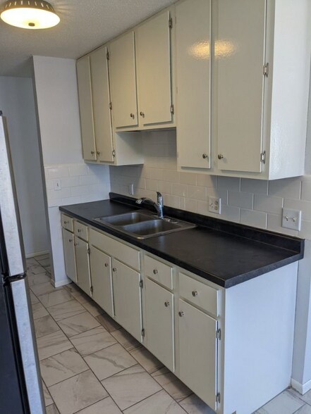 Building Photo - 300 Hopp Ave