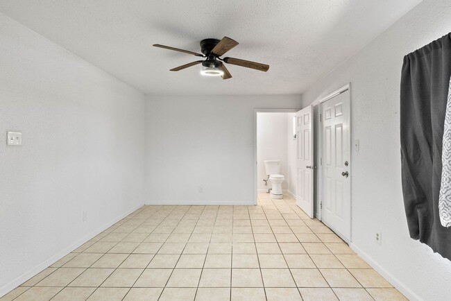 Building Photo - 5 bedroom 3 bath house