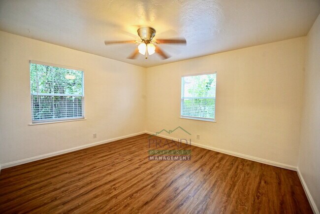 Building Photo - Beautiful Novato home with a bonus room in the backyard!