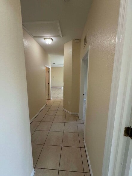 Building Photo - COMING SOON!!! Charming 3/2/2 car garage home in North Port