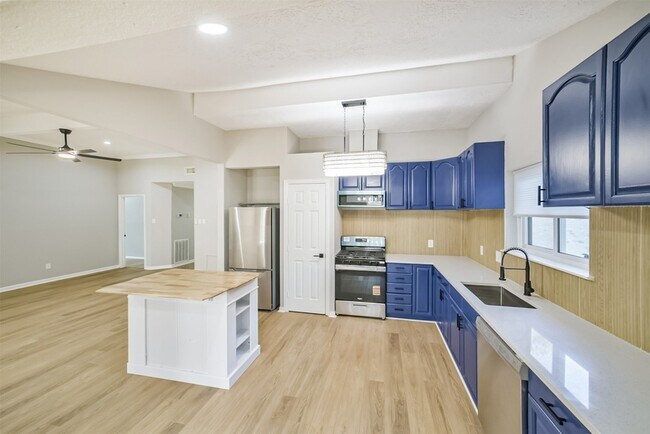 Building Photo - 10826 Thorncliff Dr