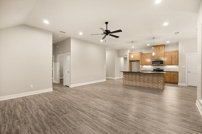 Building Photo - Gorgeous 4 bedroom with split layout!
