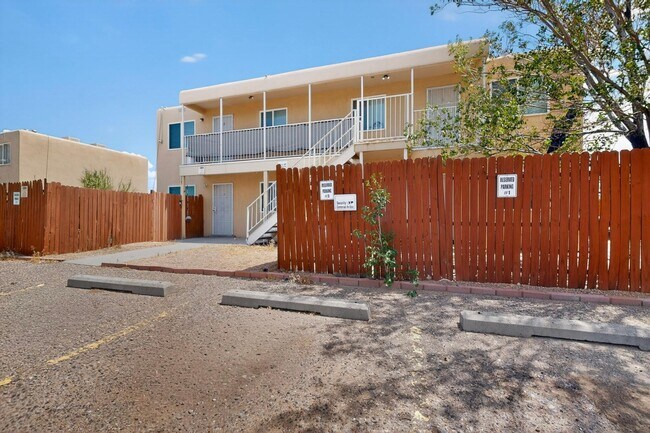 Building Photo - 225 Hanosh Ct SE