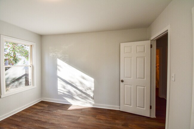 Building Photo - Welcome to this charming 3-bedroom, 1-bath...
