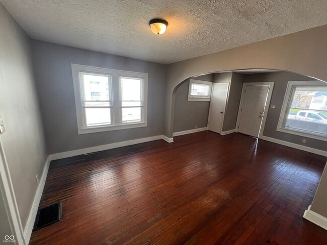 Building Photo - 896 N Gladstone Ave