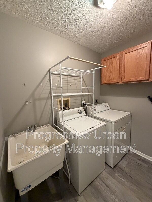 Building Photo - 453 Auburn St