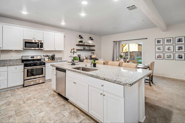 Building Photo - 44112 Sierra Vista Dr