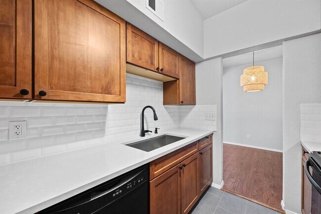 Building Photo - 1217 1/2 W 39th St
