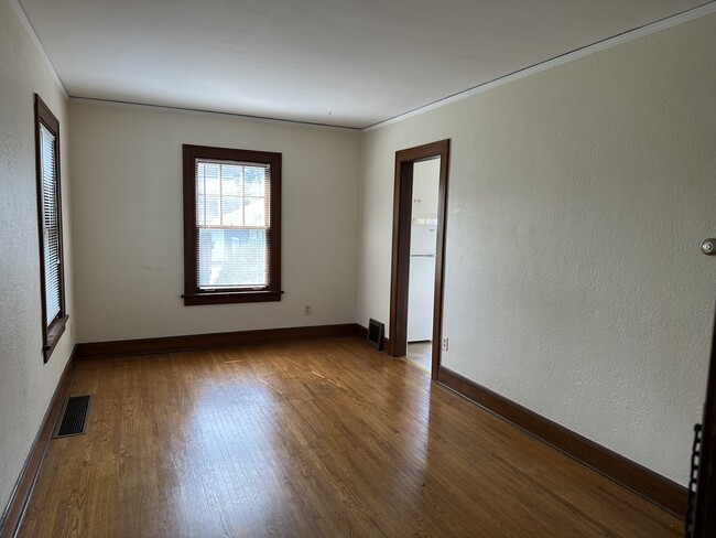 Building Photo - 206 Oak St